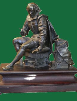 Bronze Skulptur William Shakespeare auf alten Holzsockel , Breite 45cm , Höhe 43cm ,Sockelhöhe 12cm , Höhe Bronze 31cm - Görlitz