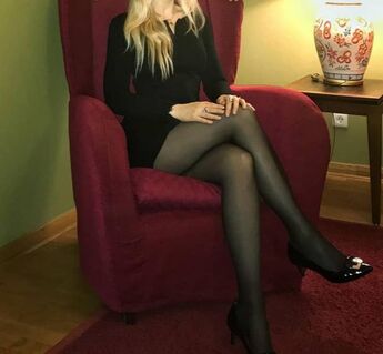 Blonde Göttin sucht Sklaven! Füße, Spanking, Roleplay