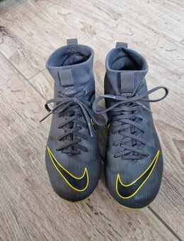 Fussballschuhe gr. 36 2/3, 35, und 33,5 zu verkaufen - Petersaurach