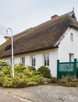Wusterhusen, DHH nahe der Ostsee, Reetdach, Grdstk. ca. 860 m², Wfl ca. 121 m², 4 Zimmer, Kaminofen, 2 Bäder, Carport, elektrisches Tor, großer Garten - Wusterhusen