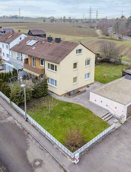 Attraktives Zweifamilienhaus mit ausgebautem DG, großem Grundstück und Entwicklungspotenzial - Sindelfingen