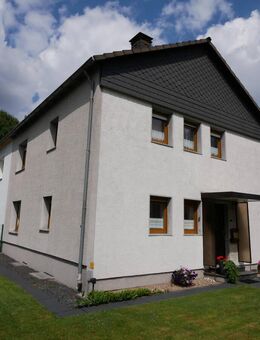 Zweifamilienhaus mit Potenzial: Großzügiger Garten und zwei Garagen - ideal auch als Einfamilienhaus - Essen