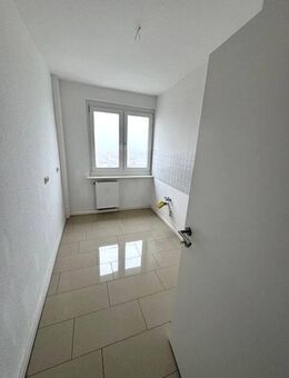 Schöne Stilvolle sonnige 3-R.-Wohnung in Dessau im 4.OG,58,20m2 mit BLK.zu vermieten. - Dessau-Roßlau