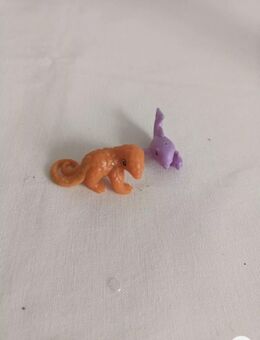 2 Stück Ü-Eier Figuren ENB193 und ENB181 orange Dino und lila Delphin ca.2018/2019 - Essen