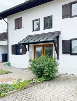 Sonnige ca. 90 m2 große 3-Zimmer Wohnung mit Loggia in ruhiger Lage in Rimsting - Rimsting