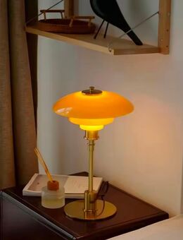„Aurora Brass“ Design-Tischlampe – Warmes Licht in Bernstein & Gold | Stilvolle Retro-Leuchte - Langenberg