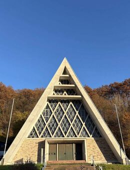 Göttliches Kirchengebäude mit Gemeinderäumen, Stellplätze, zur gewerblichen oder privaten Nutzung, Meinhard-Grebendorf - Meinhard