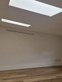 Individuelle u. charmante Dachgeschosswohnung mit gemütlichen Schrägen in direkter City Lage / Nähe Minto - Mönchengladbach