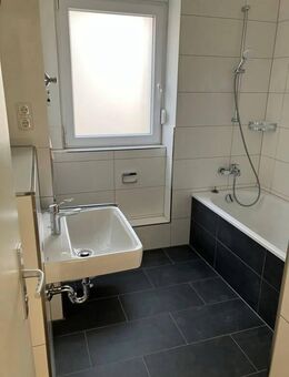 Modernisierte 2 Zimmerwohnung mit Balkon - Frankfurt (Main)