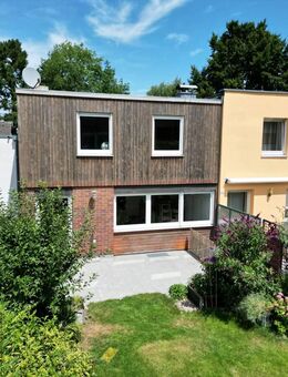 Am Fuße des Fernsehturms: Reihenmittelhaus mit schönem Garten - Regensburg