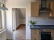 Voll möbliert! 2 Zimmer Mansardenwohnung mit BALKON * EBK und Gartenmitbenutzung - Schirmitz