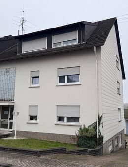 Attraktives Mehrfamilienhaus mit 4 Wohneinheiten, 7 Garagen und einer ca. 491 m² großen Lagerhalle - Schwalbach