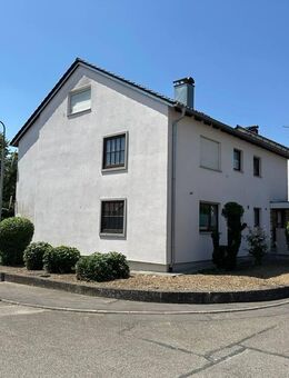 -Zweifamilienwohnhaus mit 3 Garagen in ruhiger Lage- - Brackenheim