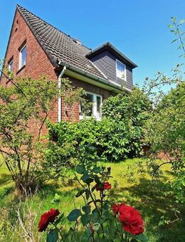 Idyllisches Grundstück mit 50er Jahre-Siedlungshaus und Entwicklungsmöglichkeiten in Langenhorn - Hamburg