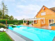 Sehr großzügiges Einfamilienhaus mit Pool und großer Halle - Tespe