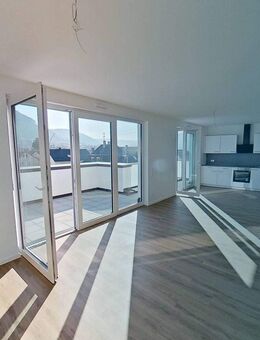 **Weihnachtsaktion** Lichtdurchflutete 4-Zimmer-Wohnung mit großen Balkon und EBK - Geislingen (Steige)