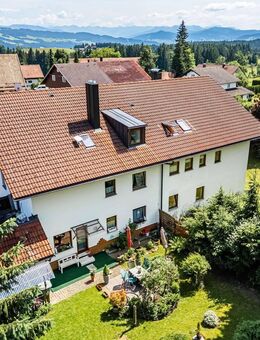 Scheidegg - Solide Kapitalanlage: Gepflegte Dreifamilien-Doppelhaushälfte - Scheidegg