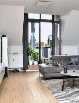 Im Herzen von Hilden: charmante DG-Wohnung, Aufzug, Balkon und TG-Platz - Hilden