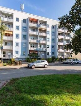 Spektakulärer Blick vom Balkon dieser sonnigen 3-Raumwohnung. - Magdeburg