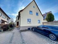 Wohnen und investieren! Charmantes Mehrfamilienhaus in begehrter Lage - Leonberg (Baden-Württemberg)