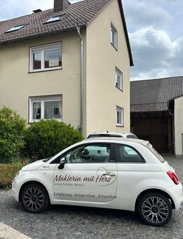 Attraktives Zweifamilienhaus mit viel Potenzial, Terassengarten, Scheune und Garagen wartet auf Sie! - Bad Emstal