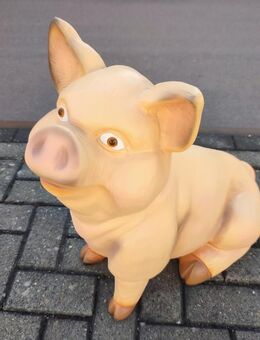 Dekofigur Schwein sitzend Gartendeko - Hergisdorf