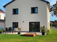 Schlüsselfertige Stadtvilla, 4 Zimmer, rd. 110 m², inkl. Carport, Zisterne und Außenanlagen - Parthenstein