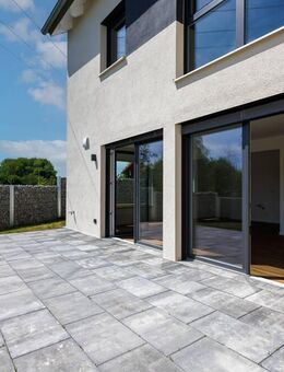 Schlüsselfertig ausgebautes Reihenendhaus mit Terrasse, Garten, 2 Stellplätzen, KFW 40 Effizienzhaus - Herrngiersdorf