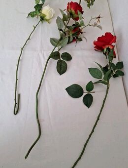 Rosen mit Efeu Kunstblumen 3 Stück zusammen ca. 66cm lang rot weiß Deko basteln - Essen