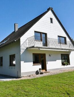 **Gepflegtes Zweifamilienhaus mit Doppelgarage in Schönecken in der Eifel** - Schönecken
