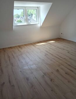 frisch renovierte 2,5 Zimmer-Dachgeschoss-Wohnung - Duisburg