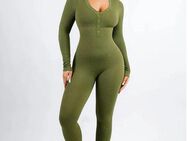 suche Kontakt zu JumpSuit Trägerin gerne Plus Size - Aachen