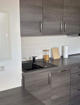 2 Raumwohnung bei Bedarf mit Einbauküche, mit Pkw-Stellplatz und Abstellraum - Calbe (Saale)
