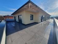 Sonderpreis 3-Zi.-Penthouse mit XXL-Dachterrasse + Lift + TG! Bezug in 06 / 2025. - Tittmoning