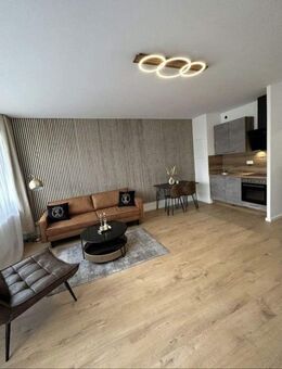 Helles, modern möbliertes Apartment mit Balkon - München