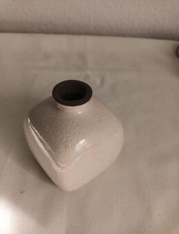 Vase weiß ca. 9cm hoch 6x6cm Öffnung ca. 2,5cm - Essen