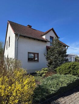 Charmantes Einfamilienhaus mit Garten und zwei Garagen in ruhiger Lage von Riegelsberg - Riegelsberg