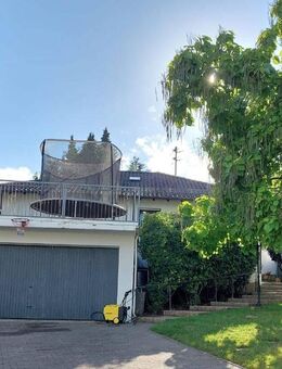 Freisen OT! Großzügiger Bungalow mit Einliegerwohnung (1-2 Familienhaus) mit Wintergarten, Balkon, Garten, Do-Garage und Stellplätzen - Freisen
