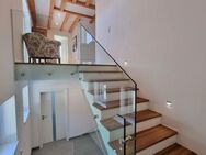 Anspruchsvolles Loft-Wohnhaus mit hochwertigem "Wohnzimmer" für Ihre Autos! - Ahorn (Bayern)