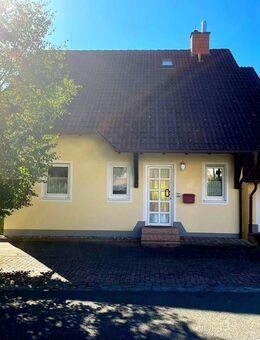 Obermohr - Gepflegtes Einfamilienhaus mit separater Einliegerwohnung und zwei Garagen - Steinwenden