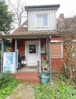 Stade-Hahle: renovierungsbedürftiges Reihenendhaus mit großem Gundstücksanteil - Stade (Hansestadt)