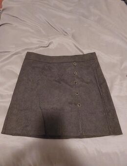 2 Röcke mit Zierknöpfen in L - Zingst (Ostseebad)
