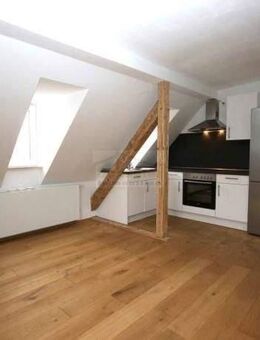 Sanierte Altbauwohnung mit Einbauküche im Dachgeschoss - Düsseldorf