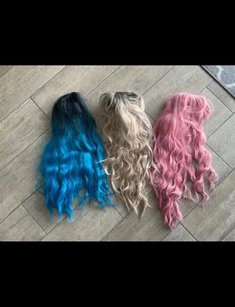 Perücken blau/ blond/ pink - Berlin