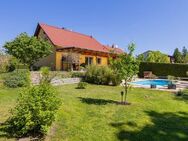 Mit Einbauküche, Fußbodenheizung, Pool u.v.m.: Voll ausgestattetes Einfamilienhaus in Altlandsberg - Altlandsberg