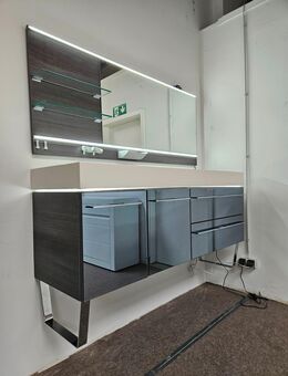 LEONARDO LIVING. "LEO 116 BIBIONE" Badmöbel. Schrank. Sofa. - Schloß Holte-Stukenbrock