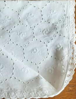 hochwertige weiße Tischdecke in ovaler Form - Niederfischbach