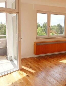 Charmante 5-Zimmer-Whg mit Panoramablick, zwei Balkonen & Tiefgarage - Zweitbezug nach Kernsanierung - Böblingen