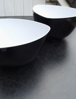 2 Kunststoff Schalen schwarz-weiß 2,2/2,5 l Herstal Dänemark zusammen 7,- - Flensburg