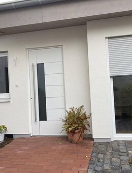 seniorengerechte 2,5-Zimmer-Erdgeschosswohnung mit Terrasse und EBK in Köln Poll - Köln